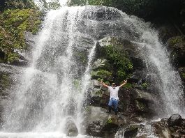 Wasserfall-Urwald-Farm mit 81 ha, schÃ¶ner Sicht auf das Meer bei Hatillo de Quepos